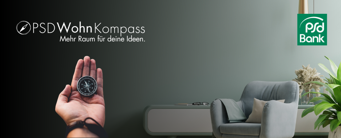 Banner der PSD Bank für den 'PSD WohnKompass'. Links im Bild hält eine Hand einen Kompass, symbolisch für Orientierung und Planung. Rechts ein modernes Wohnzimmer mit einem bequemen Sessel, einem Beistelltisch und Dekoration. Der Slogan 'Mehr Raum für deine Ideen' steht für Wohnträume und Immobilienfinanzierung.